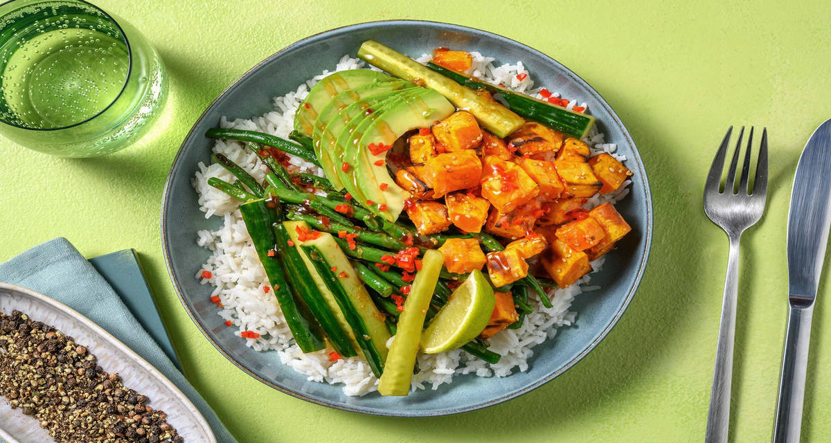 Bowl vegano di riso al cocco e verdure con patate dolci al sesamo, cetrioli e avocado