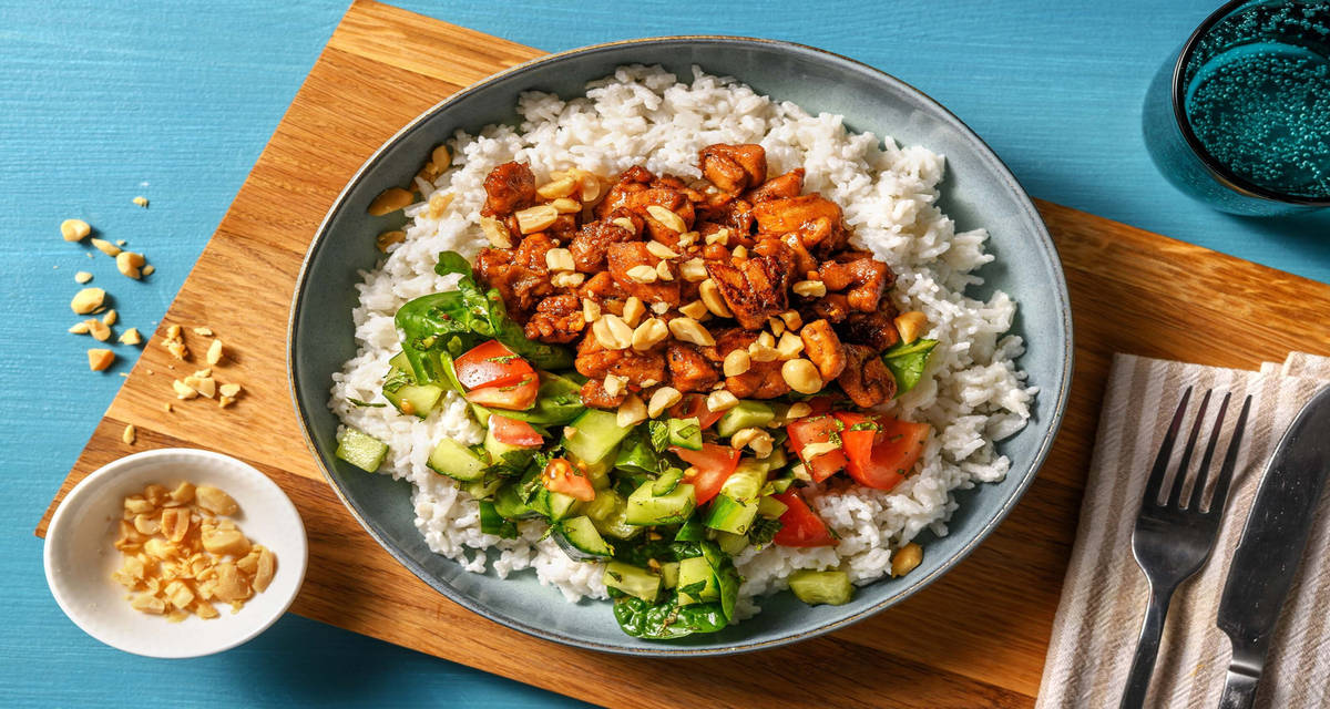 Pollo caramellato con riso al cocco con insalata di pomodori e cetrioli