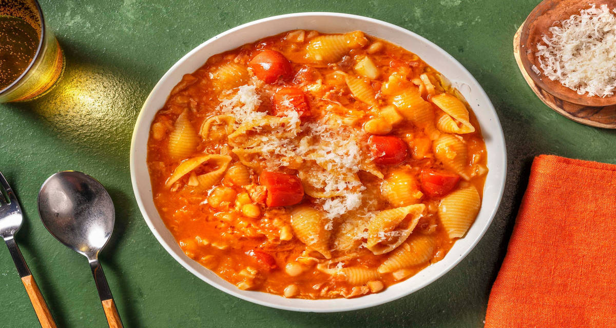 Pasta, fagioli e pancetta alla napoletana con salsa di pomodorini e Grana Padano Dop