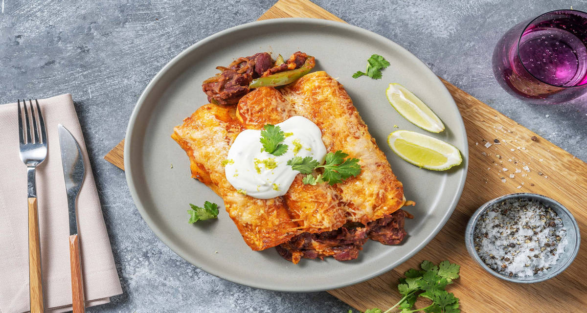 Enchiladas veggie di mais con fagioli neri e formaggio e yogurt al lime
