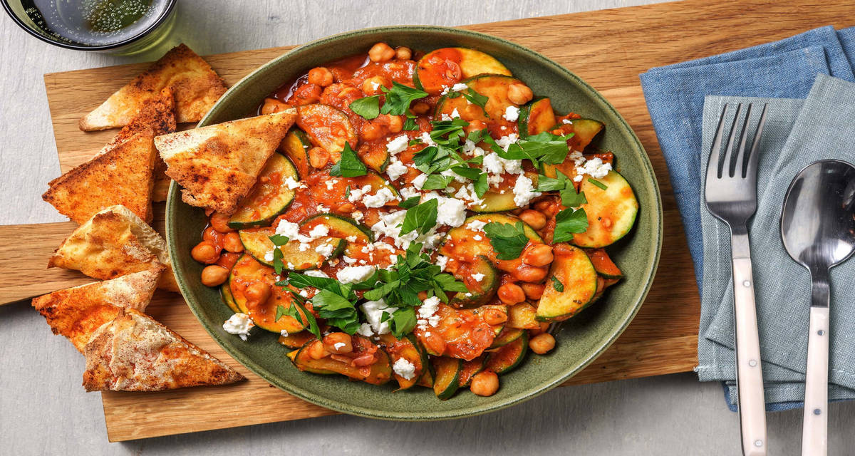 Stufato di ceci alla paprika e zucchine con formaggio greco e chips di naan speziati