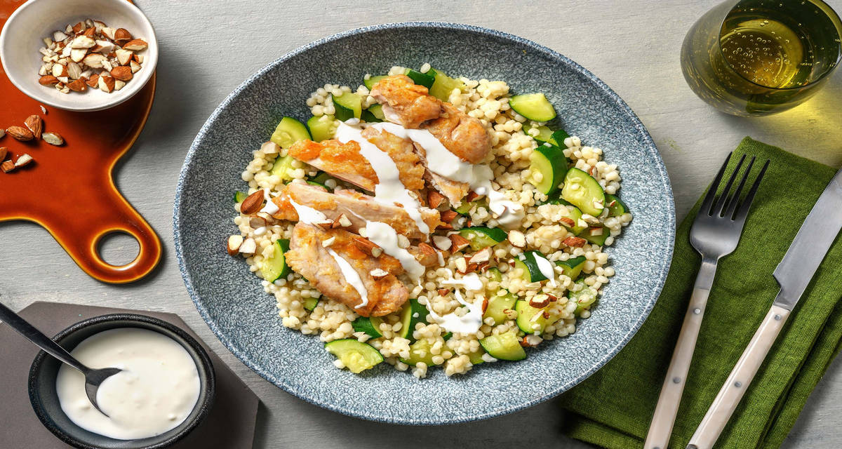 Pollo alla paprika con couscous alle zucchine con salsa Aioli e mandorle tostate