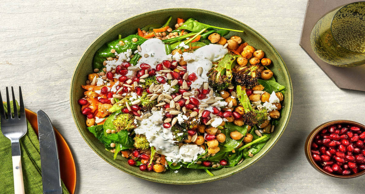 Dukkahbagt kikærtesalat med couscous, granatæble og salatost