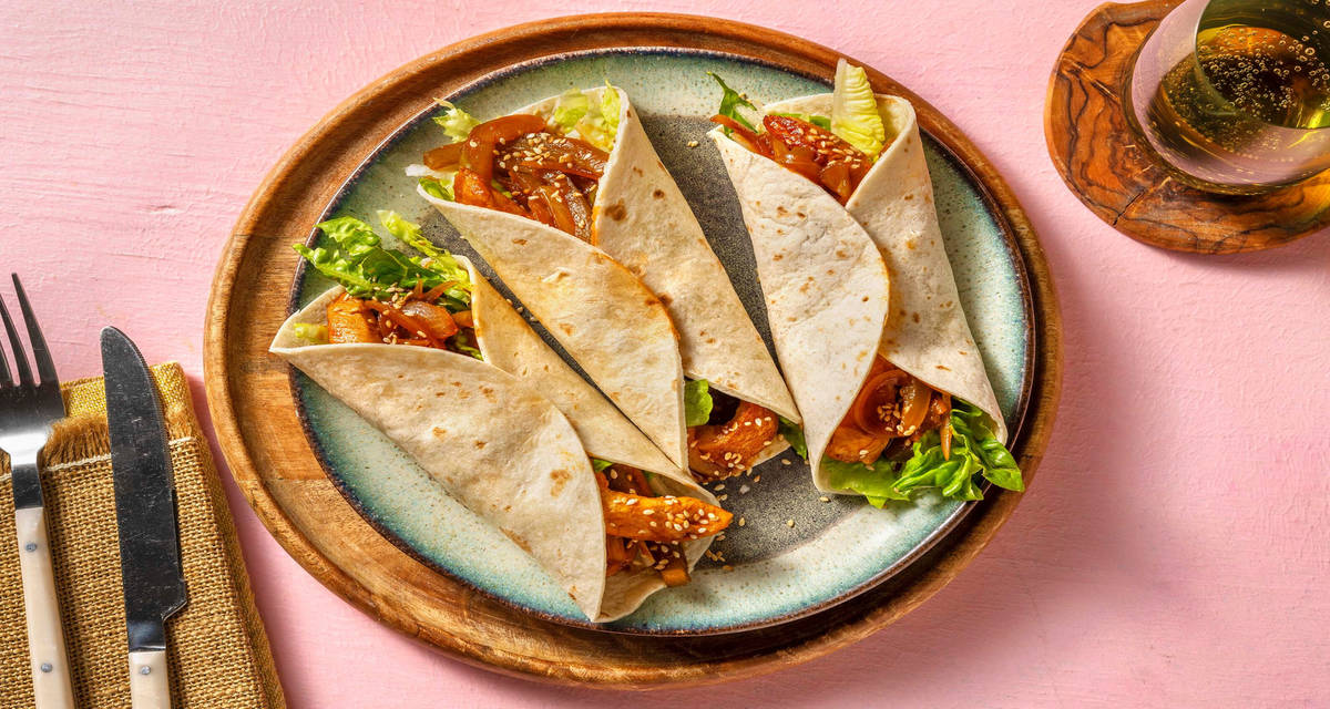 Tacos di pollo alla coreana con peperoni verdi, insalata e sriracha