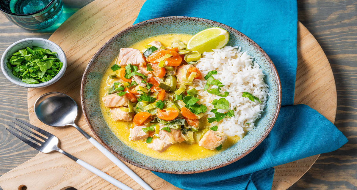 Spezzatino di salmone al latte di cocco e scorza di lime con verdure e riso basmati