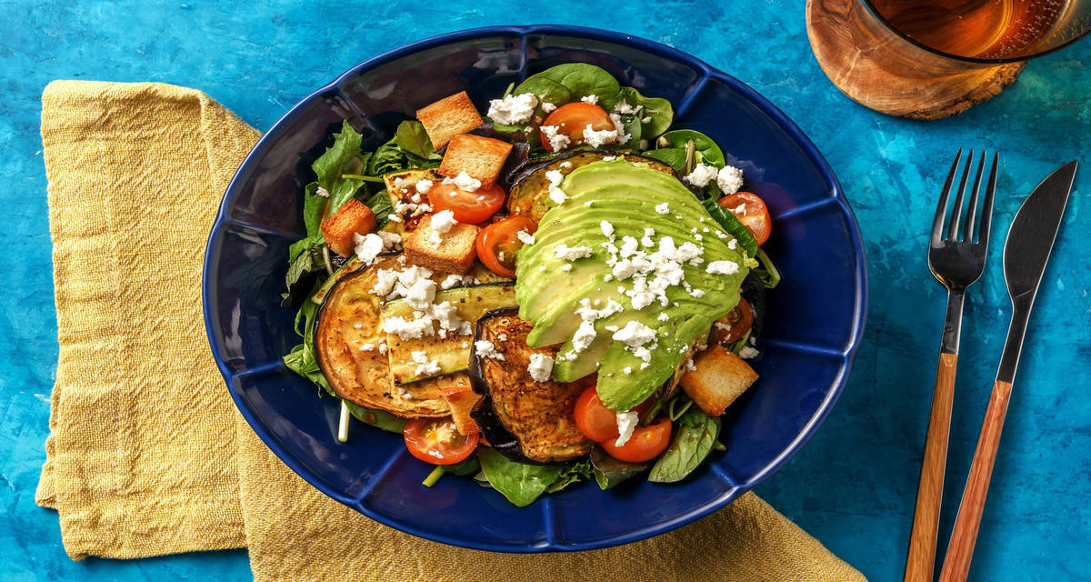 Insalata cotta e cruda con avocado con melanzane al forno e pomodorini agrodolci