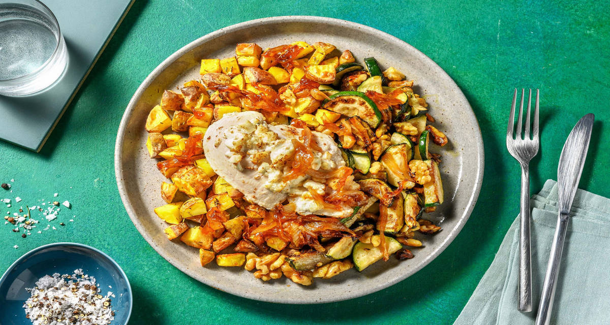 Pollo arrosto con formaggio greco e cipolle caramellate con patate, zucchine e noci