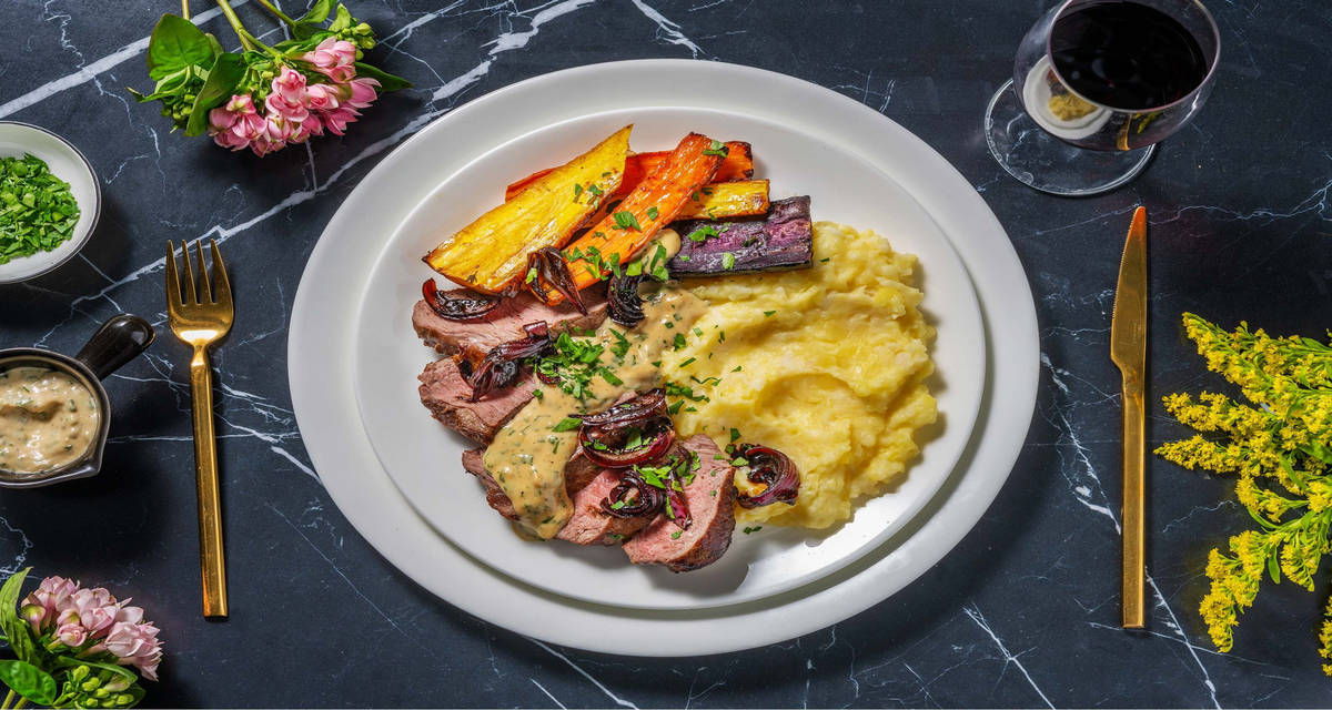 Mör ryggbiff och pepparsås med lent potatis- och rotsellerimos, regnbågsmorötter och karamelliserad lök