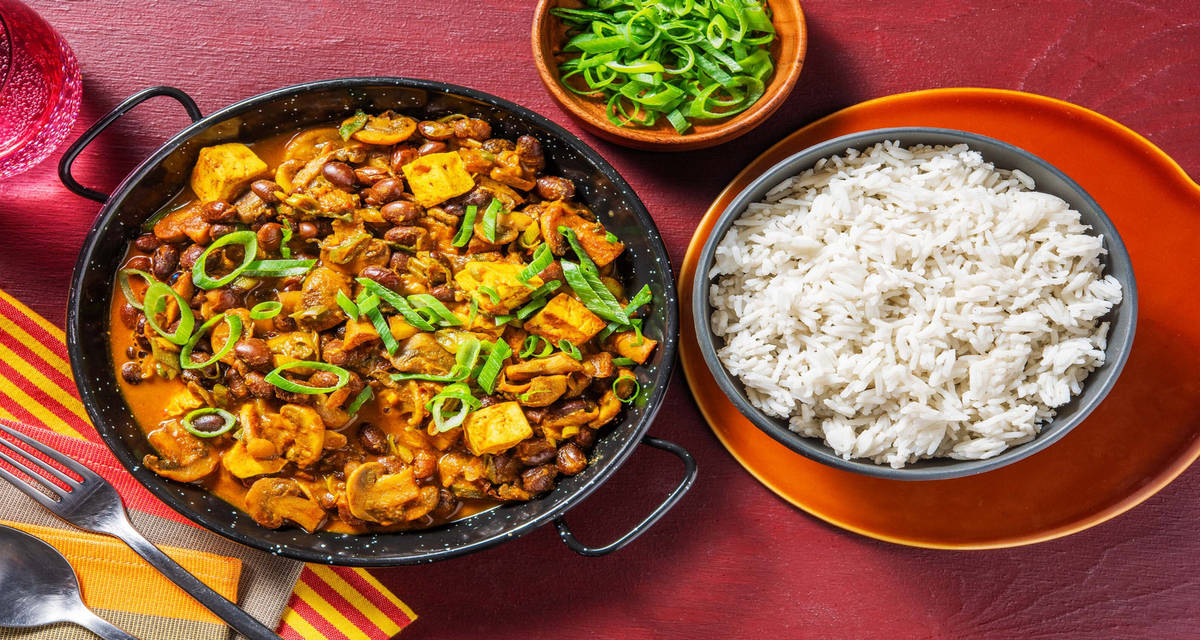 Curry giallo vegetariano con tofu con funghi, fagioli neri e riso basmati