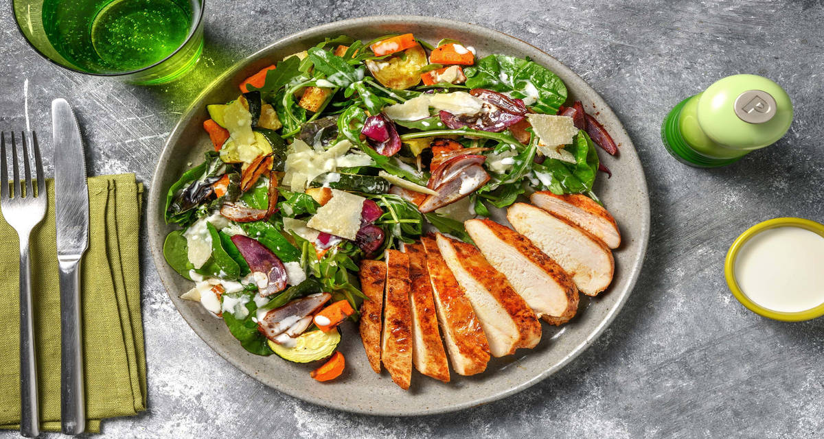Insalata di pollo e verdure arrosto con crostini, salsa aioli e cipolla caramellata
