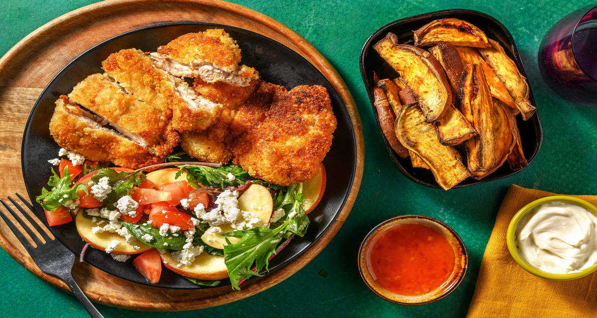 Cotoletta di pollo al profumo di limone con chips patate dolci e insalata alla mela