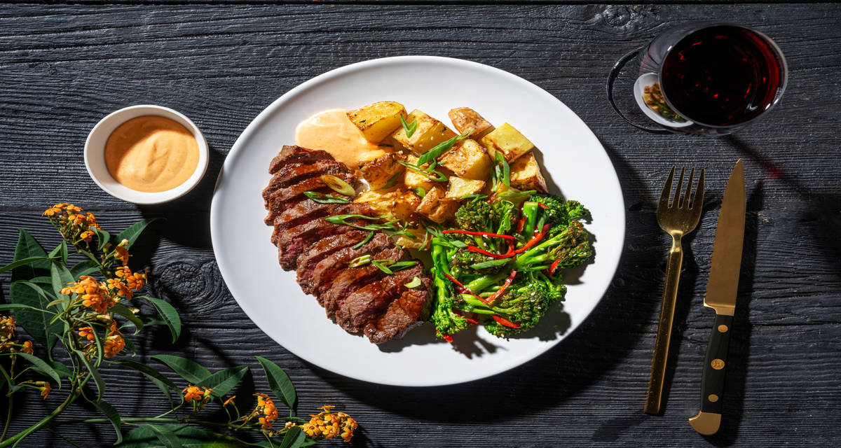 Entrecot de ternera marinado al estilo coreano con patatas asadas, brocolini al chili y mayonesa de sriracha