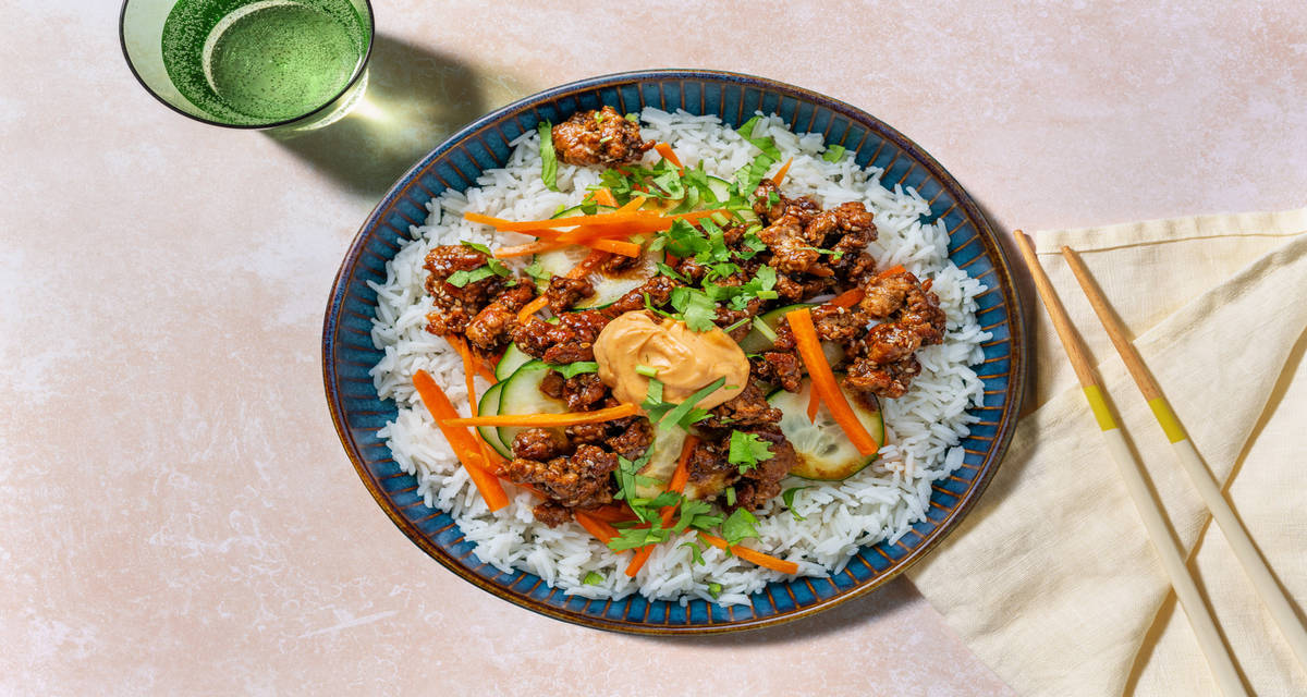 Maiale glassato alla vietnamita e riso Jasmine con cetrioli marinati, coriandolo e salsa chili piccante