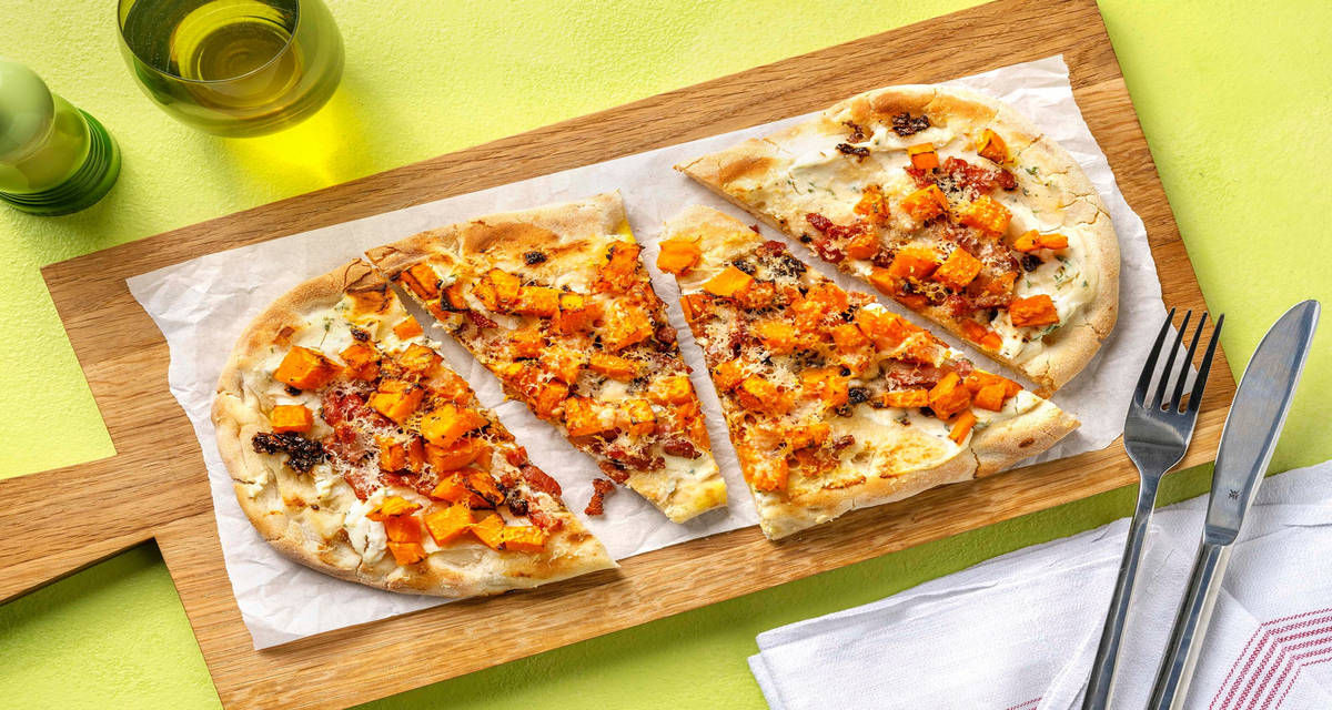 Naan goloso con zucca, scalogno caramellato, pancetta croccante e crema di ricotta al timo