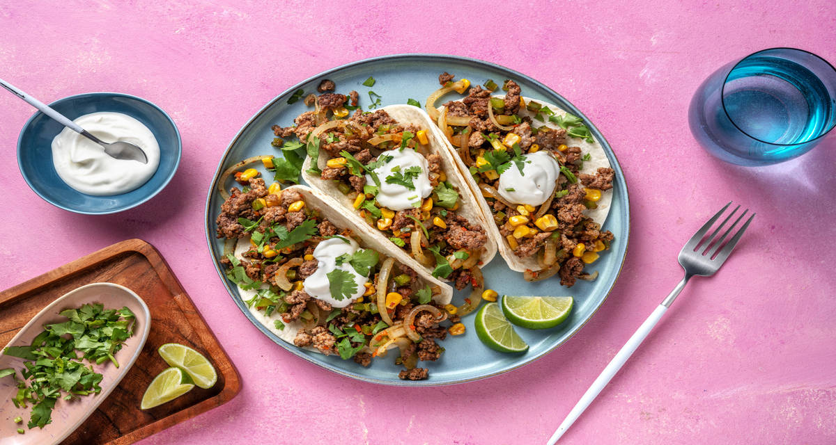 Tacos messicani di maiale con peperoni verdi e mais