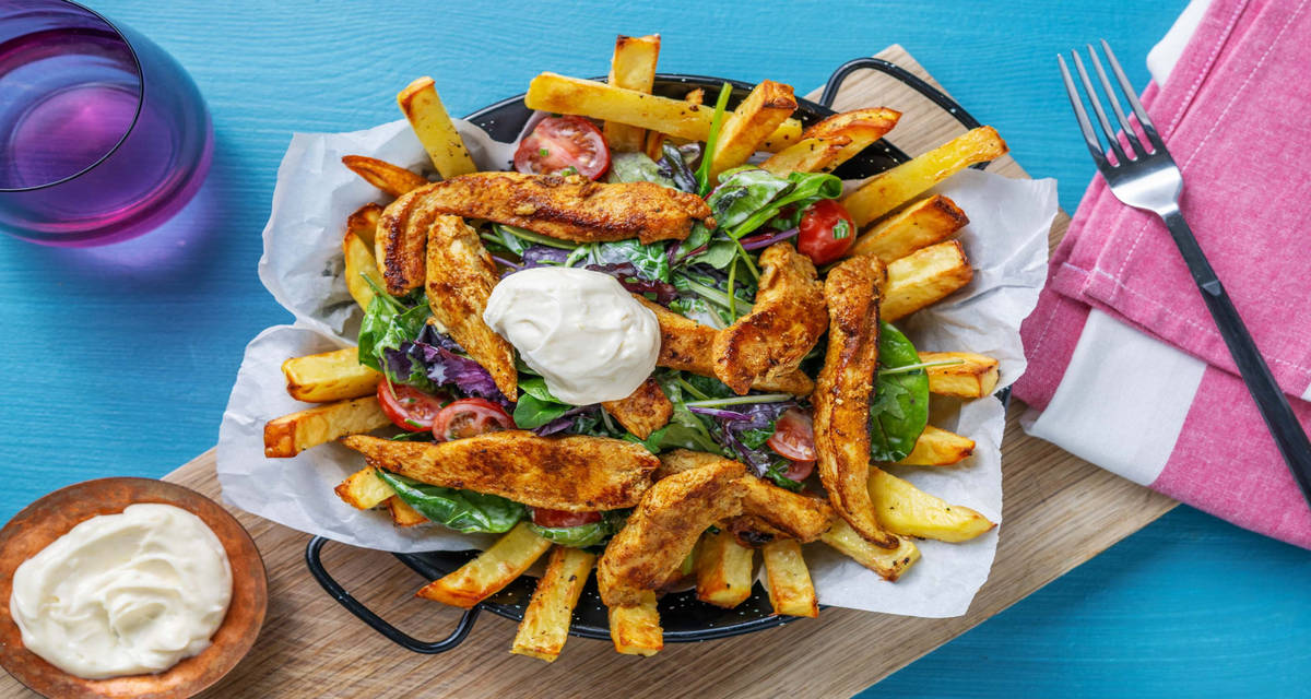 Pollo alle spezie del Medio-Oriente con patate al forno, insalata e pomodorini