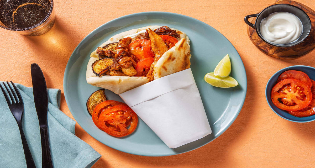 Gyros mediorientale di pollo e melanzane con pomodori, yogurt e lime