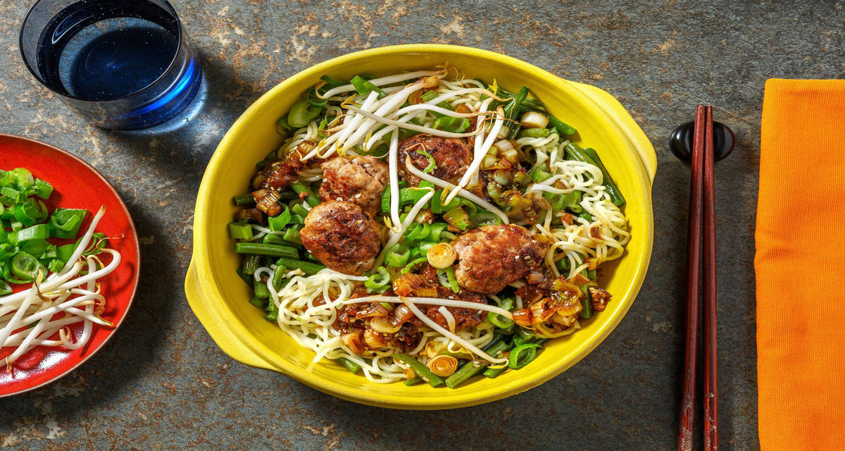 Boulettes de viande laquées et nouilles haricots verts et germes de soja