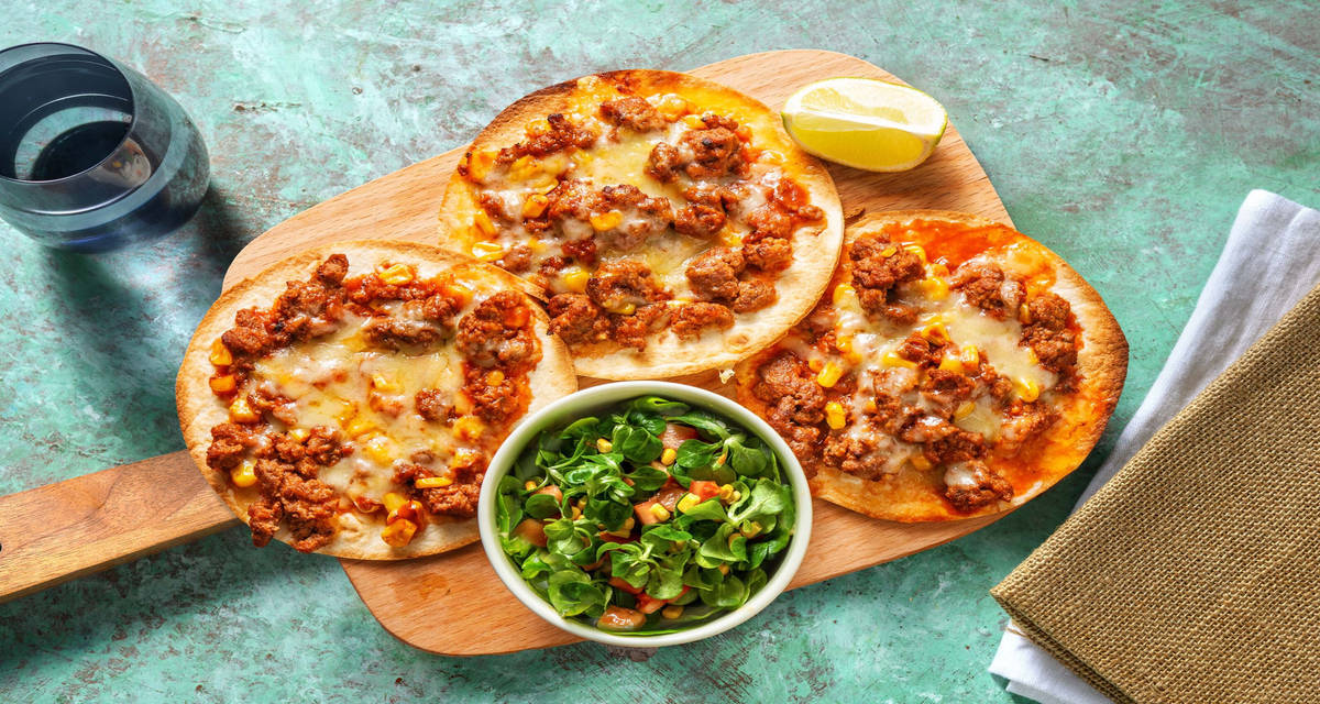 Tostadas au poulet et cheddar salade de maïs et tomate