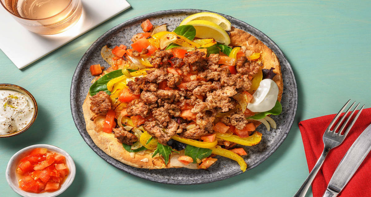 Naan all'indiana con carne speziata e verdure con insalata e yogurt al limone
