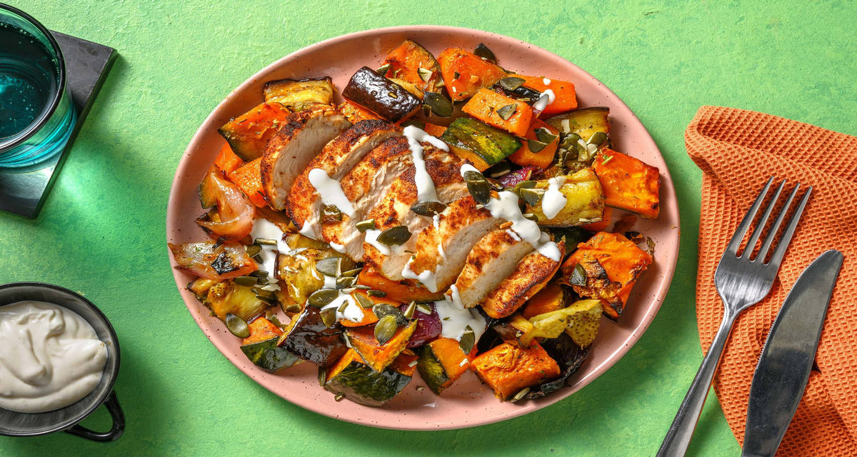 Petti di pollo speziati e verdure arrosto con semi di zucca e salsa aioli
