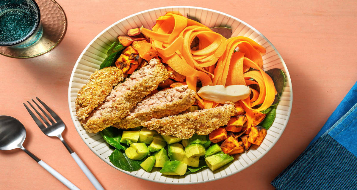 Poulet en croûte de sésame et avocat épinards, patate douce et sauce crémeuse pimentée