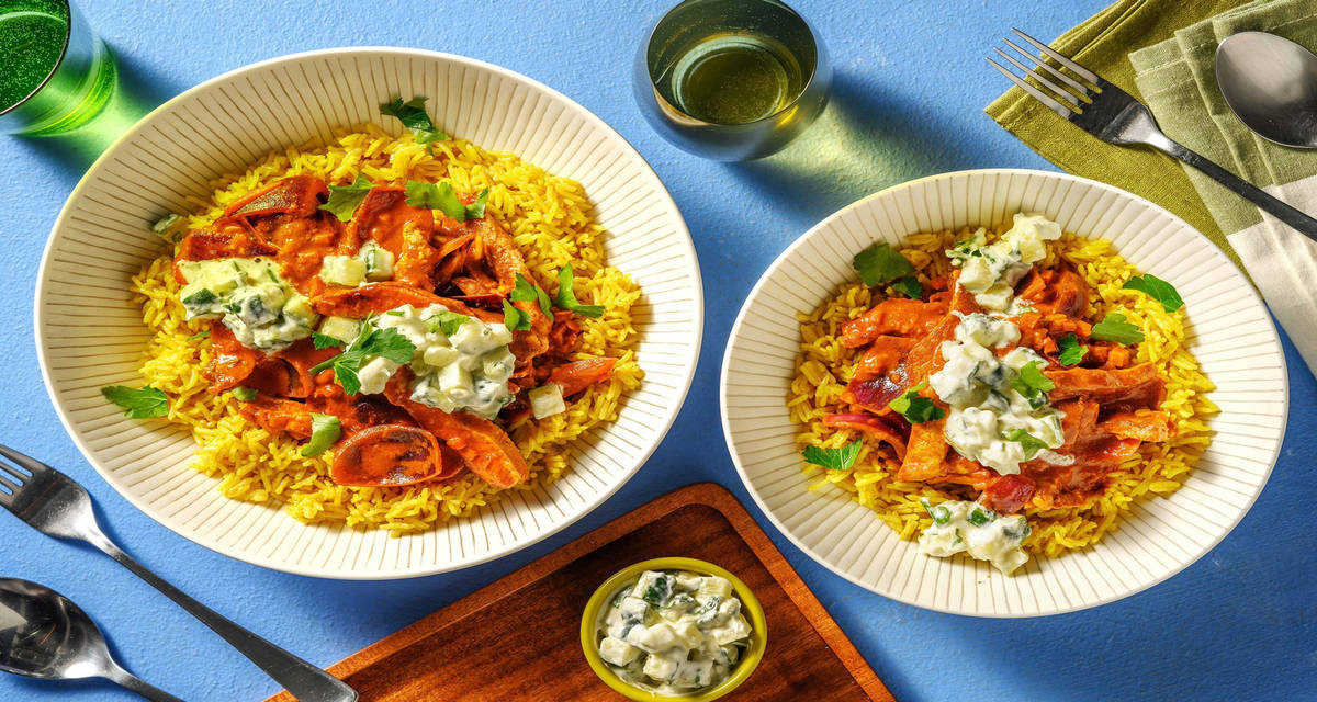 Indisk svinekarry med gule ris og kølende agurkedressing