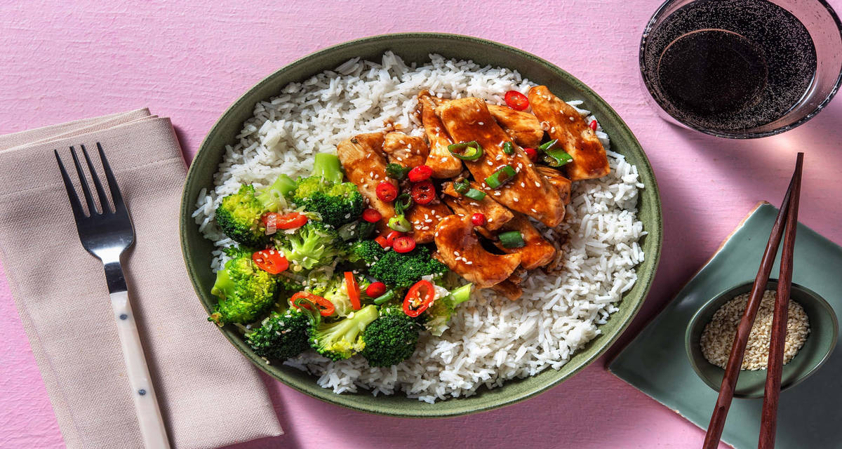 Bowl di pollo glassato e broccoli saltati con riso basmati, cipollotti e sesamo