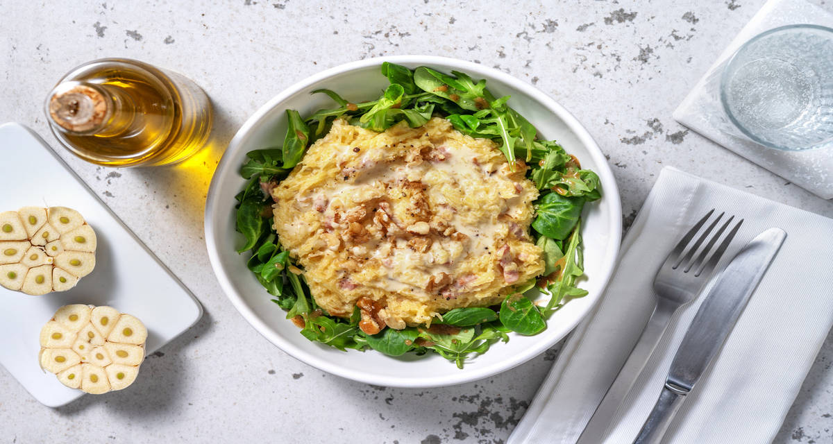 Courge spaghetti façon carbo avec du fromage italien & de la roquette