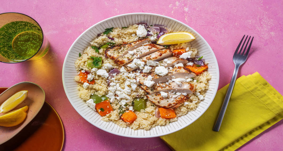 Pollo alla greca al limone con couscous, verdure arrostite e formaggio greco