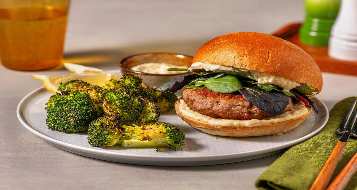 Panino Caesar di Pollo con broccoli al limone e maionese alla senape