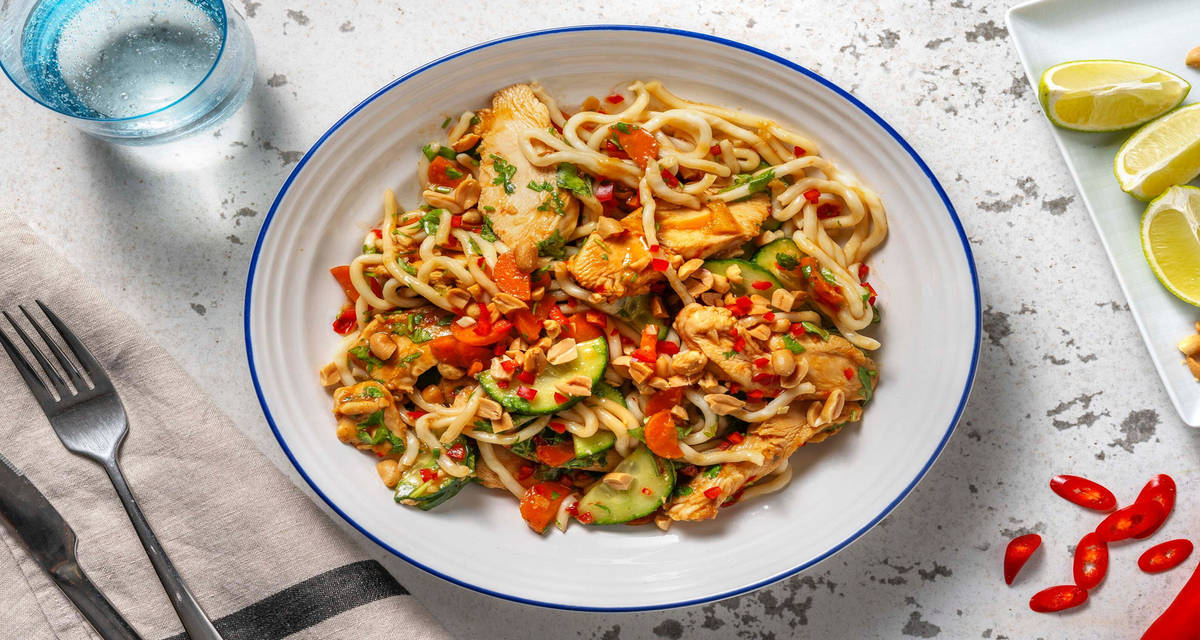 Salade de nouilles & poulet à la thaï avec de la carotte & de la coriandre