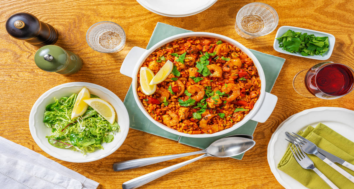 Paëlla au chorizo & crevettes avec du poulet & une salade