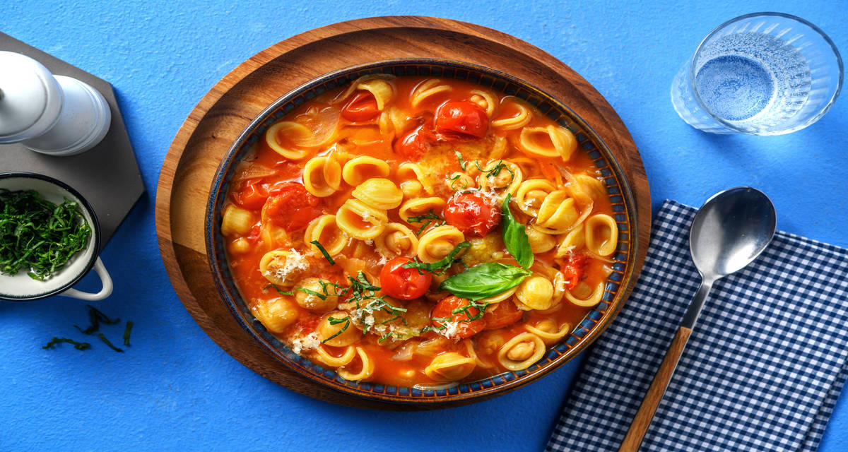 Zuppa di orecchiette e ceci al pomodoro con basilico e parmigiano DOP