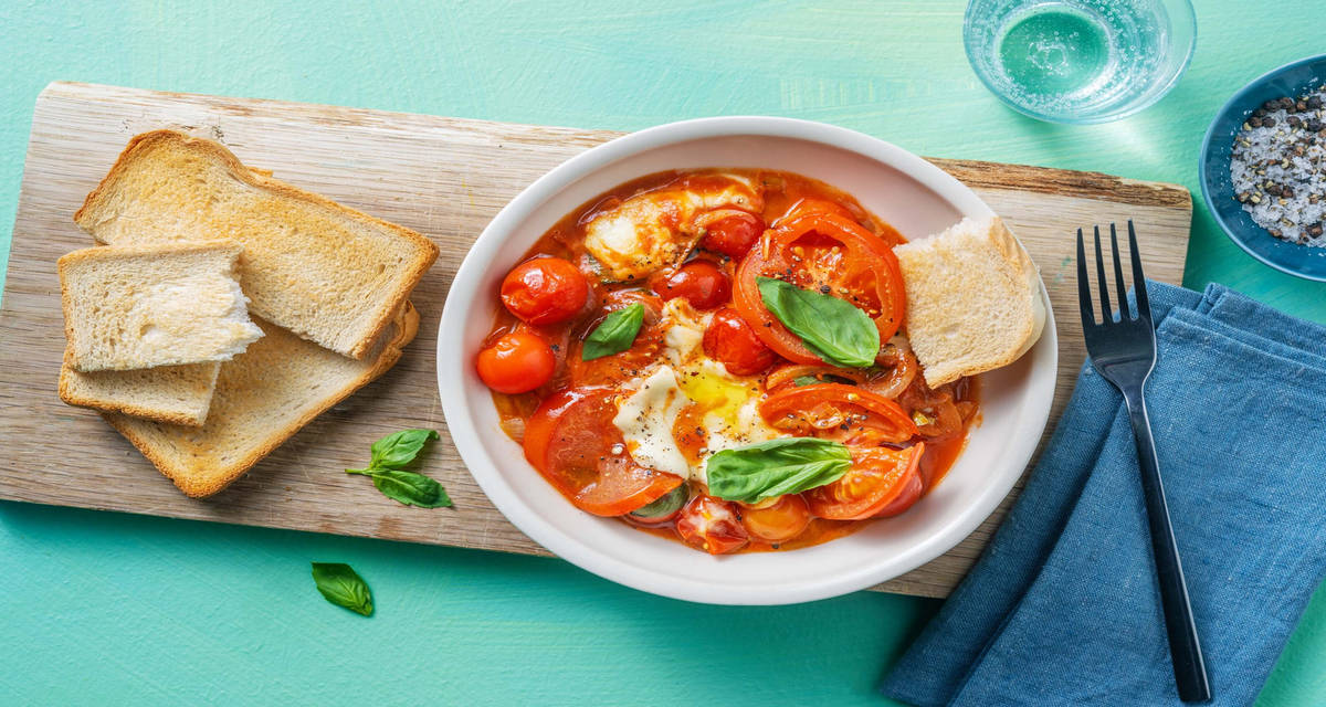 Shakshuka con mozzarella di bufala con pane tostato