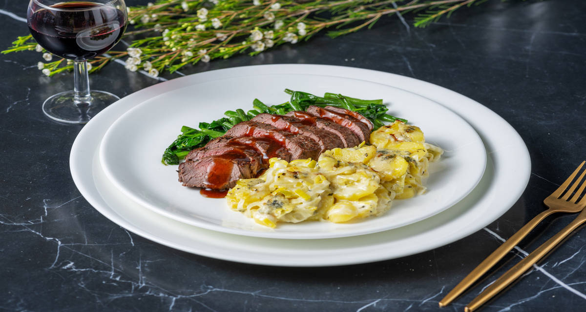Solomillo de cerdo en nuestra salsa demiglace con patatas gratinadas al queso azul y judías verdes con espinacas