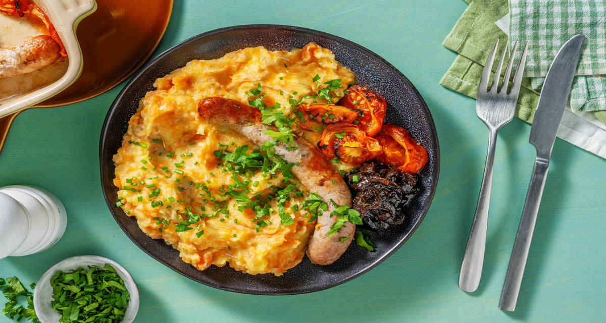 Saucisse Brandt & Levie et stoemp de carotte & panais tomate, chutney d'oignon et herbes fraîches