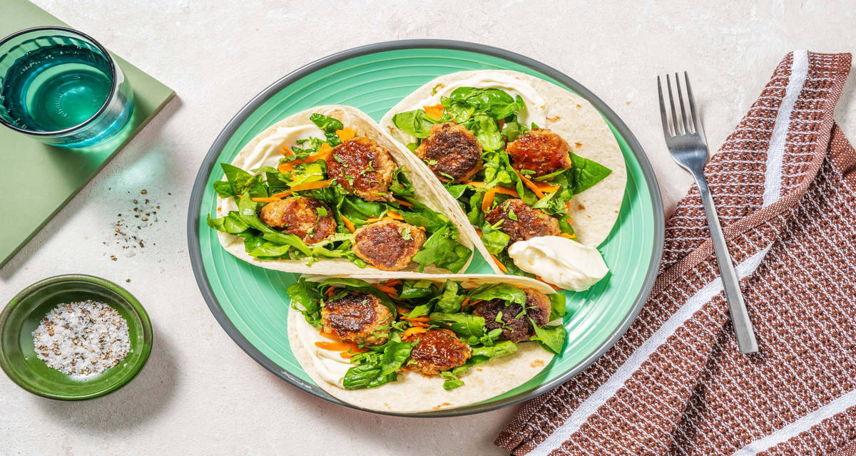 Tacos con polpette di carne marinate alla salsa Hoisin con insalata di spinacino baby e carote