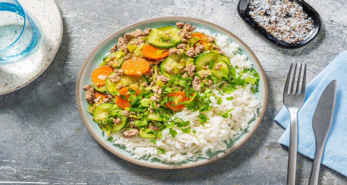 Bowl di riso basmati, salsiccia e verdure con carota, porro e zucchine
