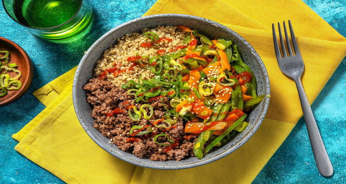 Bibimbap di manzo e quinoa con verdure saltate al sesamo e salsa piccante