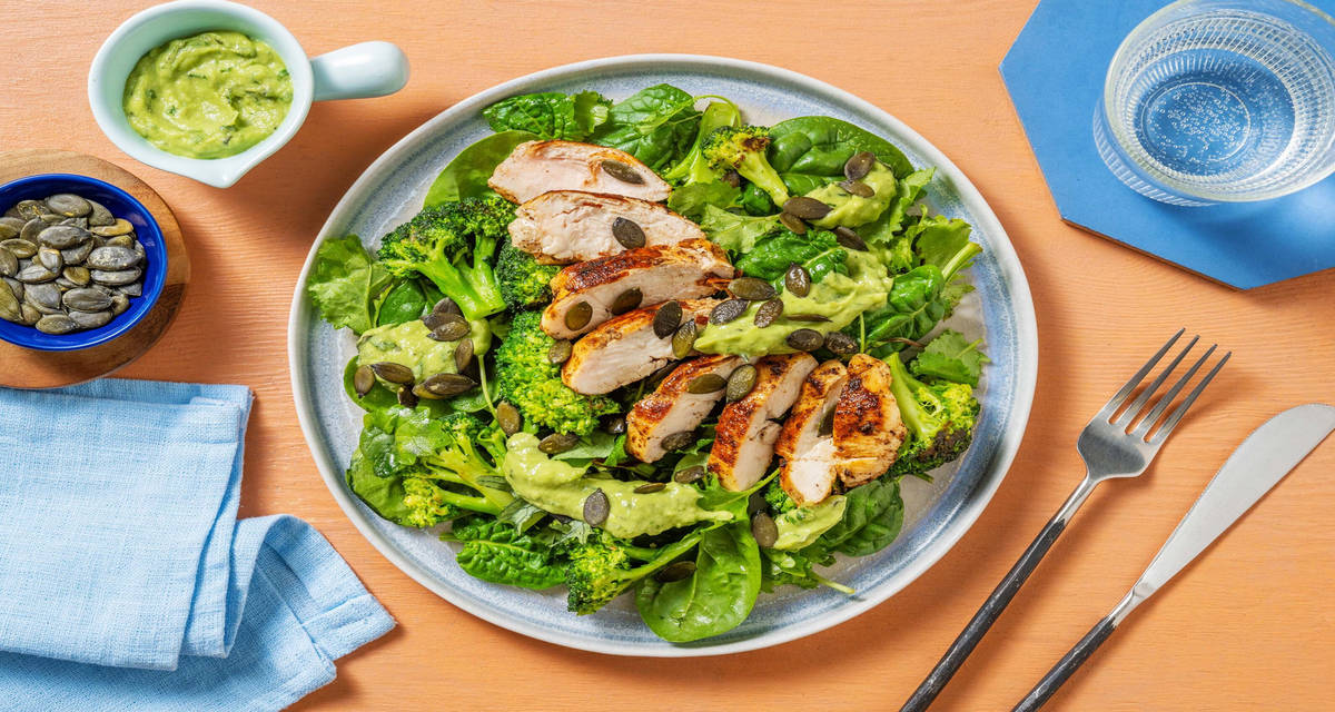 Insalata di pollo e broccoli con pesto di avocado e vinaigrette al limone