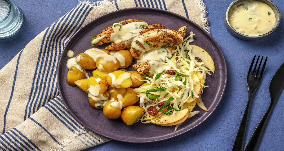 Krämig basilikakyckling med kokt potatis och tranbärssallad