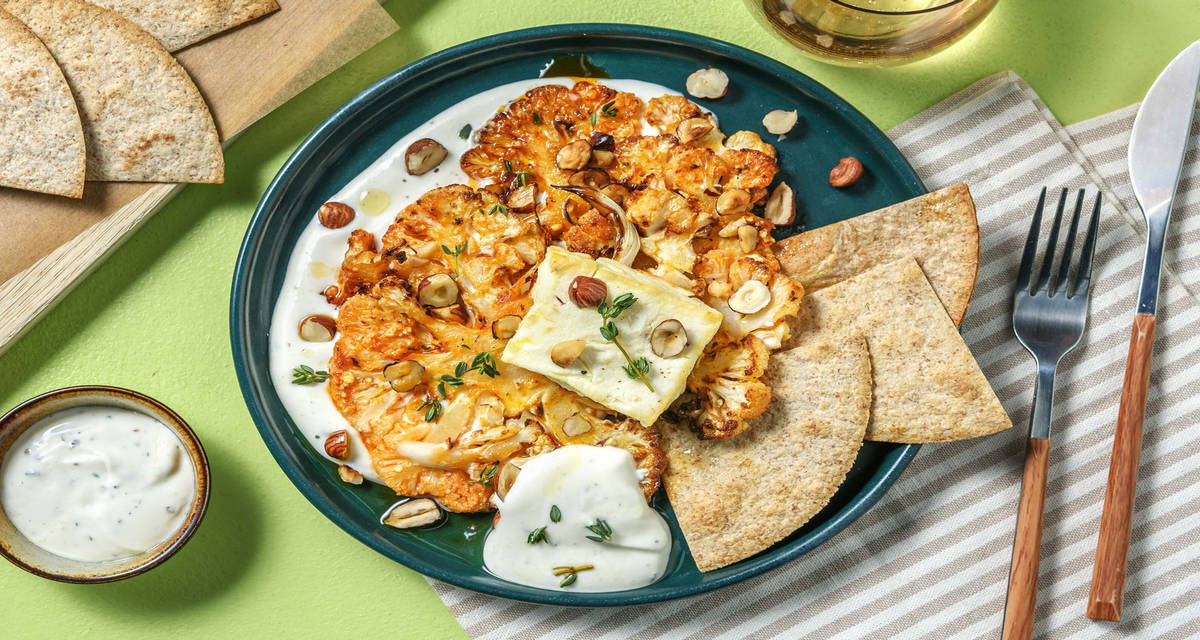 Cavolfiore romano al forno con formaggio greco e chips di tortilla con salsa yogurt, timo e nocciole