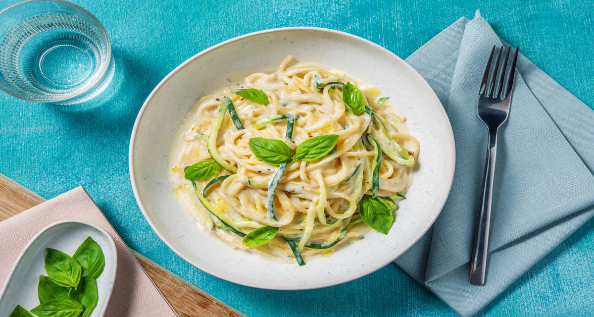Spaghettoni cremosi al Pecorino con julienne di zucchine e basilico