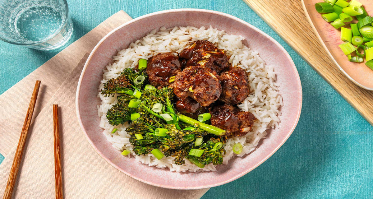 Polpette cinesi glassate e riso al cocco con broccoli saltati