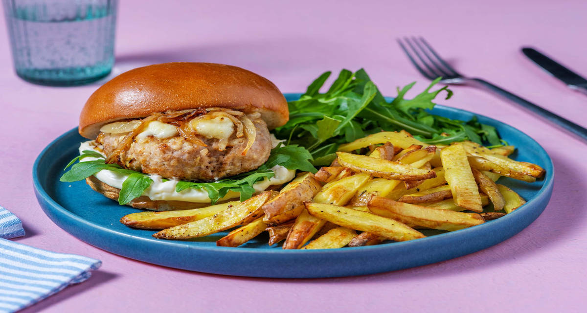 Saftig äppelburgare med mjukstekt lök och spröda pommes
