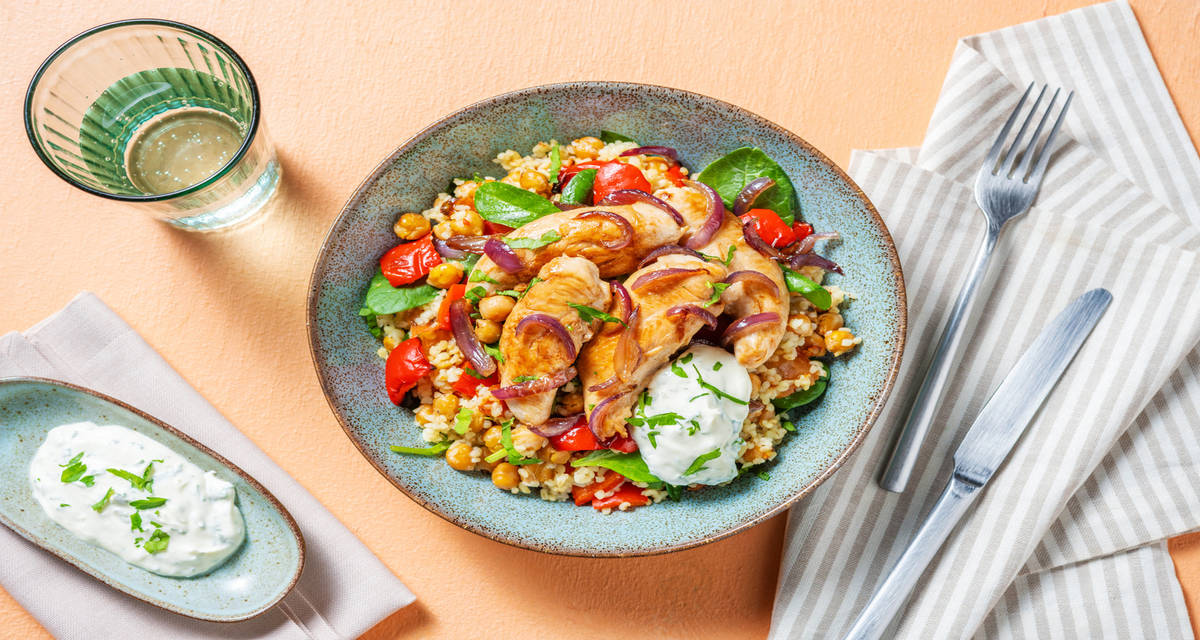 Varm kycklingsallad med ugnsrostade kikärtor och buljongbulgur