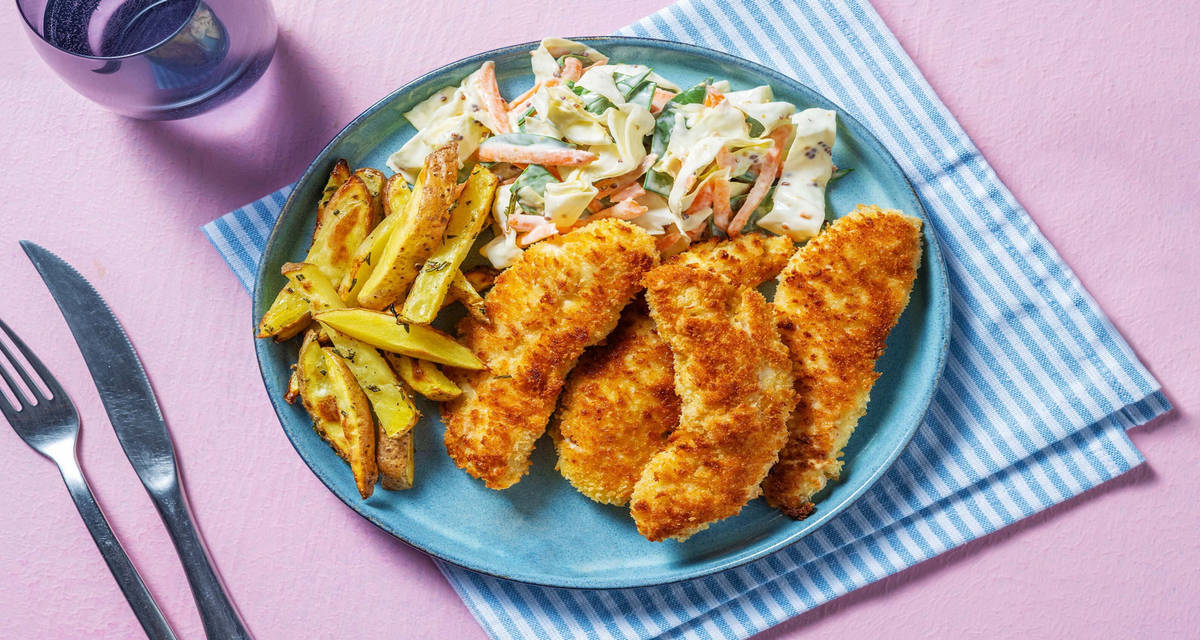 Pankopaneret kylling med bagte rosmarinfritter og hurtig coleslaw