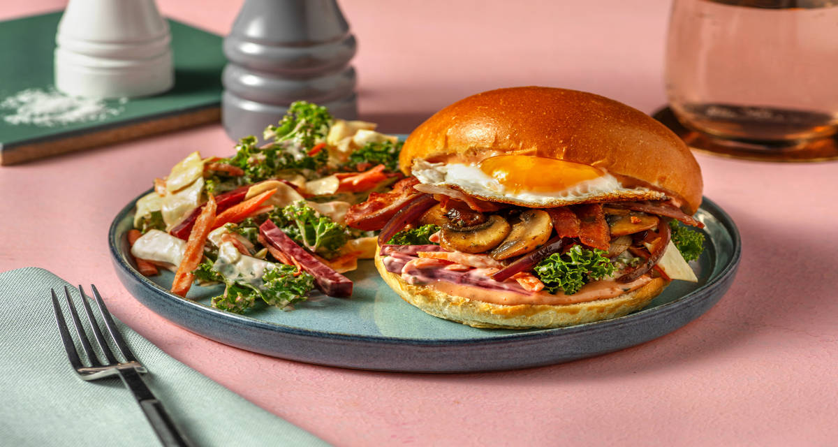 Hurtig svampe- og baconburger med kålsalat og spejlæg (OBS! Æg medfølger ikke)
