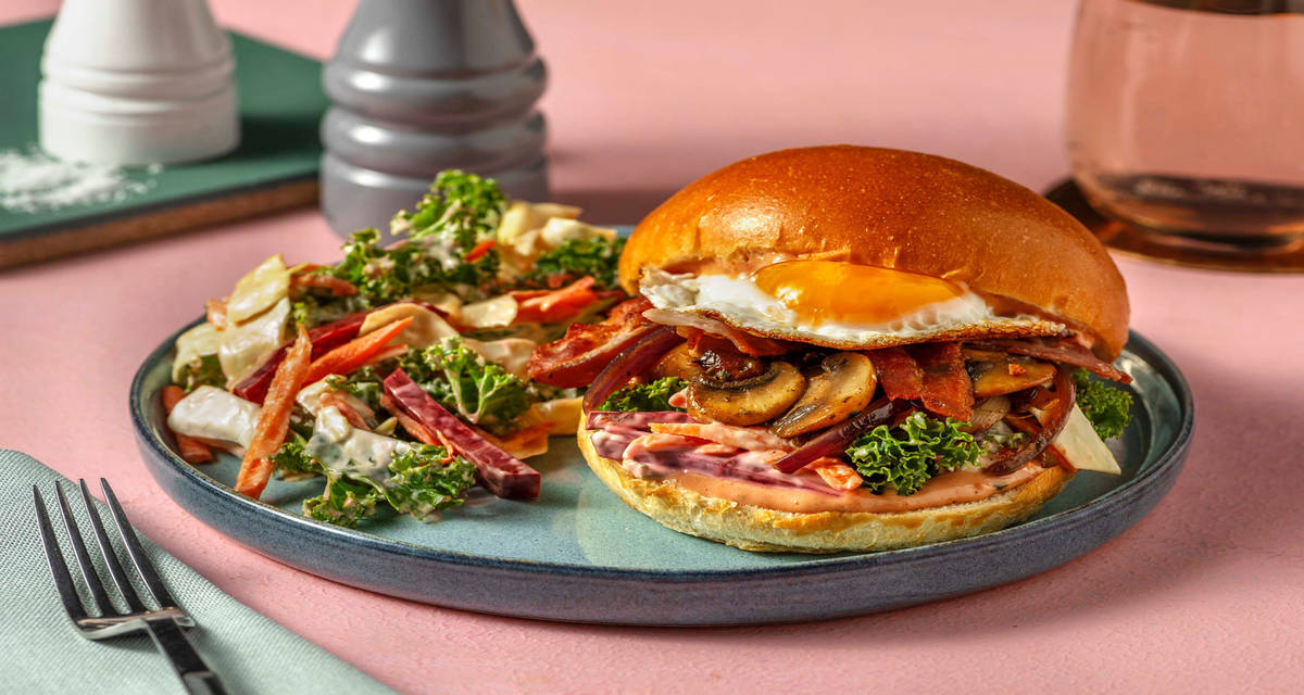 Snabb ägg- och baconsandwich med briochebulle och stekt svamp (OBS! Ägg är en skafferivara)
